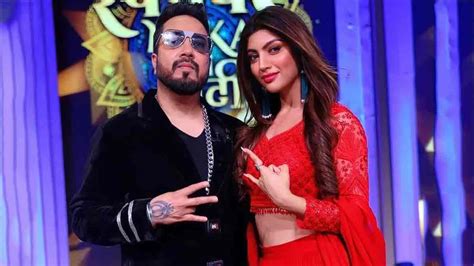 mika singh akanksha puri Mika Singh is currently looking a life partner on Star Bharat's Swayamvar - Mika Di Vohti and recently Akanksha Puri entered as wild card contestant in the show and during her